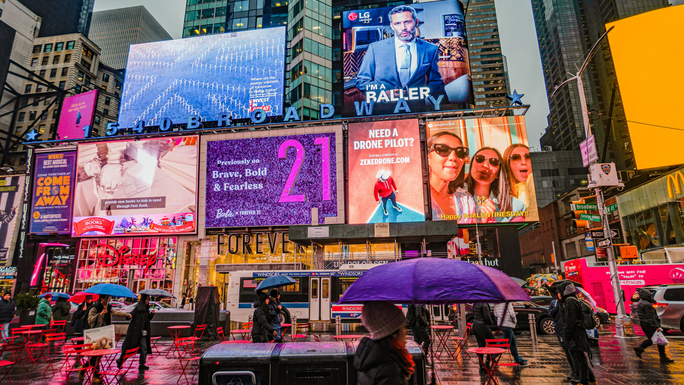 How mobile tailors DOOH to you